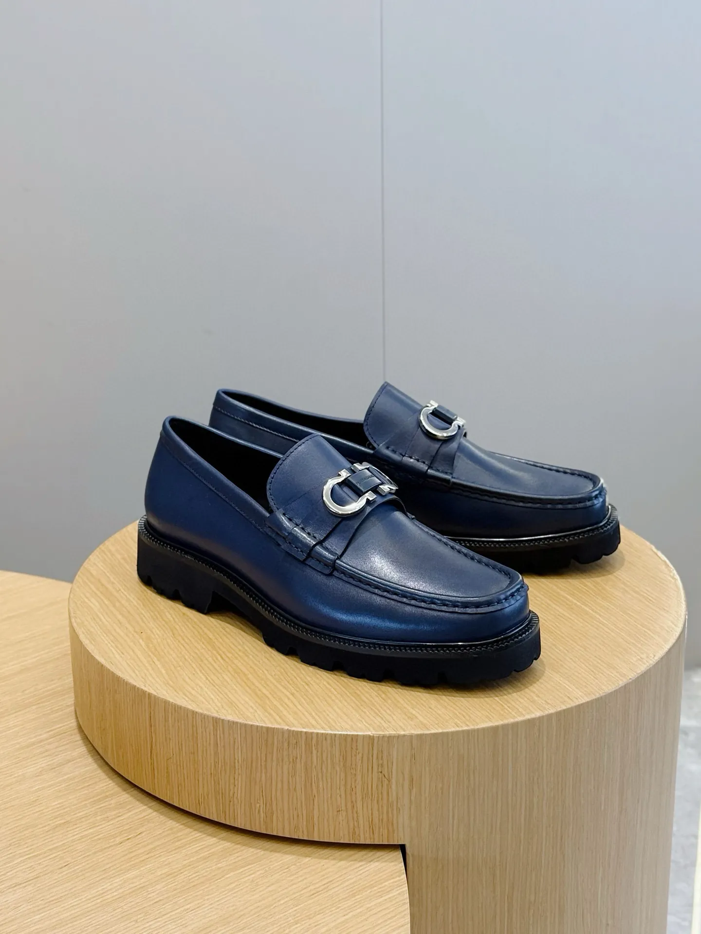 [Ferragamo] Top P: 760💰 Number of yards: 39~44 (38.45. Customized, non-returnable) Ferragamo men's leather derby shoes. The new derby shoes are light in texture and cool in style. They adopt exquisite eyelet uppers and novelly define urban trends. Made of brushed cowhide, it has a plump and rounded toe box and is decorated with delicate wingtip decorative details. Imported cowhide + cowhide lining.